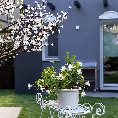 צ'סנטיקו Villa Monti Suites&Aparts מראה חיצוני תמונה