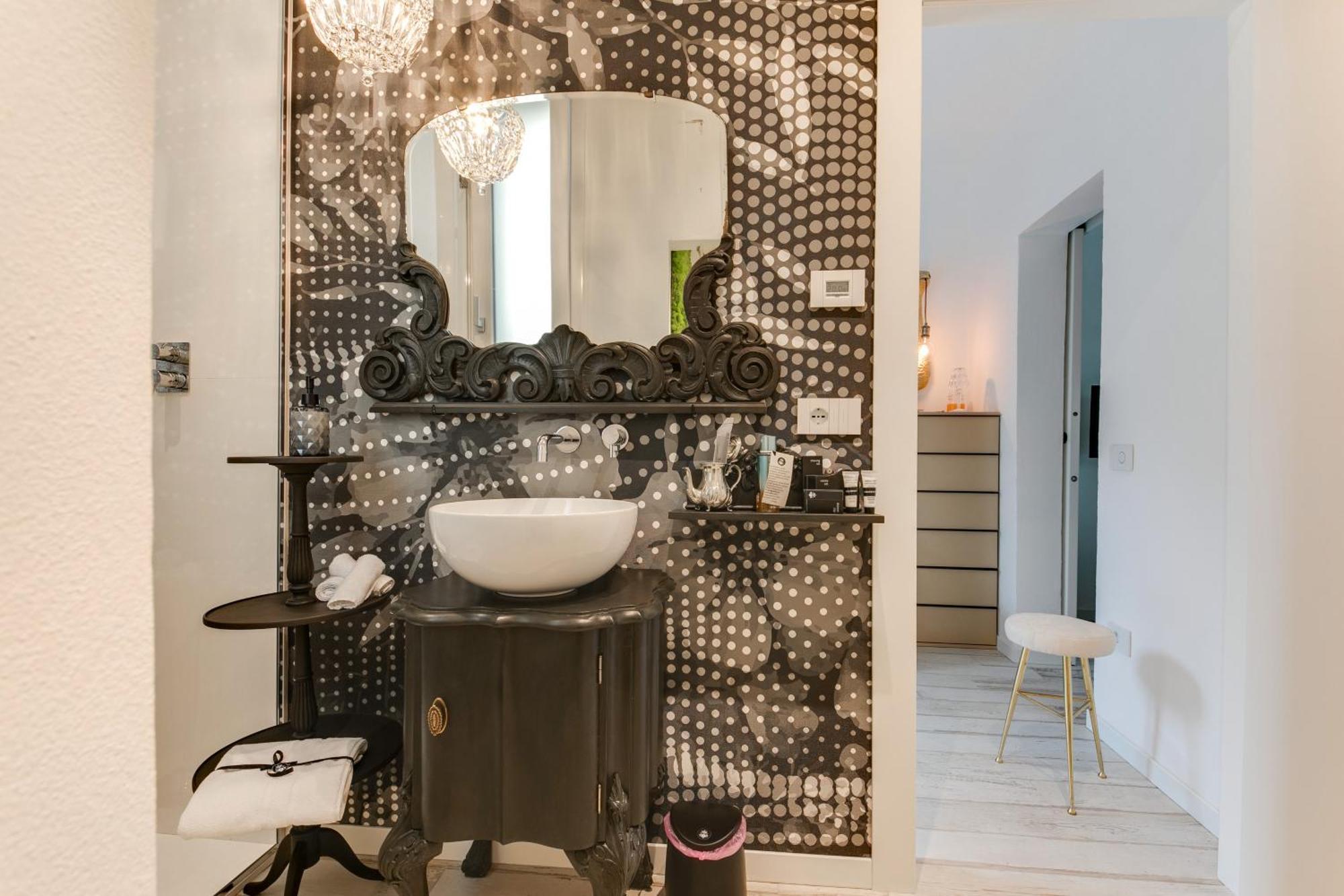 צ'סנטיקו Villa Monti Suites&Aparts מראה חיצוני תמונה