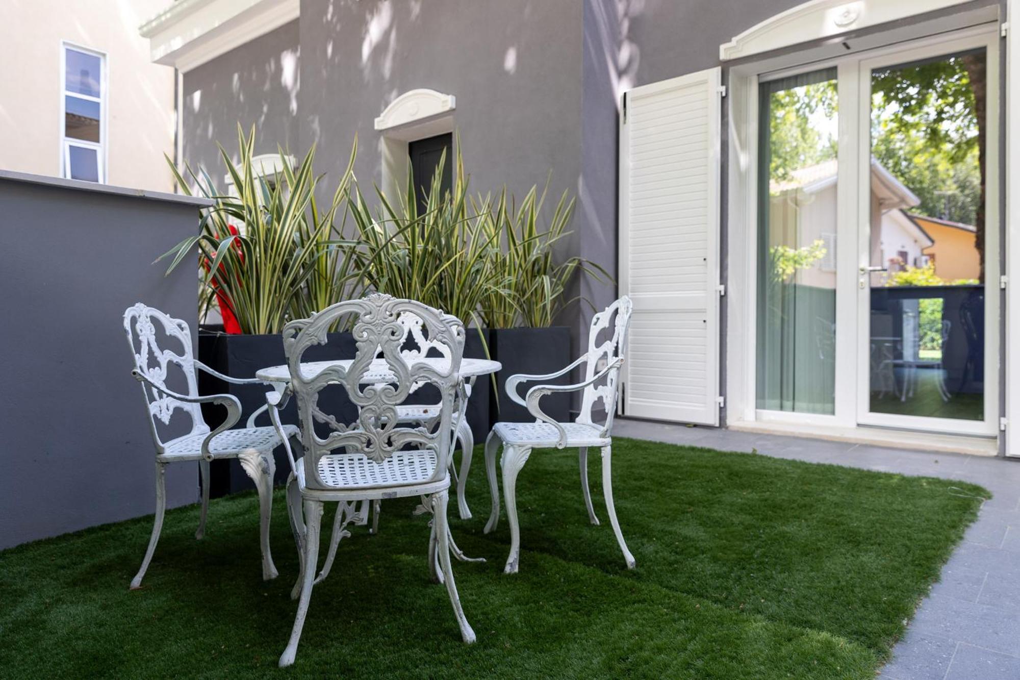 צ'סנטיקו Villa Monti Suites&Aparts מראה חיצוני תמונה